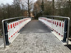 Die Brücke am Niklasteich kann wieder genutzt werden. Als Zwischenlösung für die noch fehlenden Geländerteile wurden vorübergehend stabile Absperrelemente installiert. Foto: Stadt Oldenburg Die Brücke am Niklasteich kann wieder genutzt werden. Als Zwischenlösung für die noch fehlenden Geländerteile wurden vorübergehend stabile Absperrelemente installiert. Foto: Stadt Oldenburg