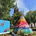Vorschau: Das „Tipi“ am PFL mit Infotafel und Kiche St. Peter im Hintergrund. Foto: Werner Ufferhardt. 
