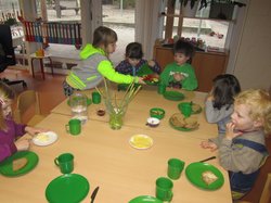 Kinder an einem gedeckten Gruppentisch. Foto: Stadt Oldenburg