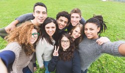 Gruppe Jugendlicher nehmen sich in den Arm. Foto: william87/fotolia.de
