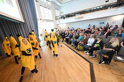 Kinder der Grundschule Ohmstede in Bananenkostümen führen einen Tanz vor. Foto: Torsten von Reeken