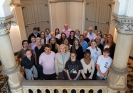 Petra Averbeck und die Nachwuchs-Serviceteams im Alten Rathaus. Foto: Sascha Stüber