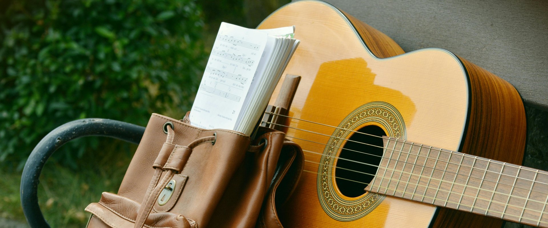 Gitarre auf einer Bank. Foto: Pexels