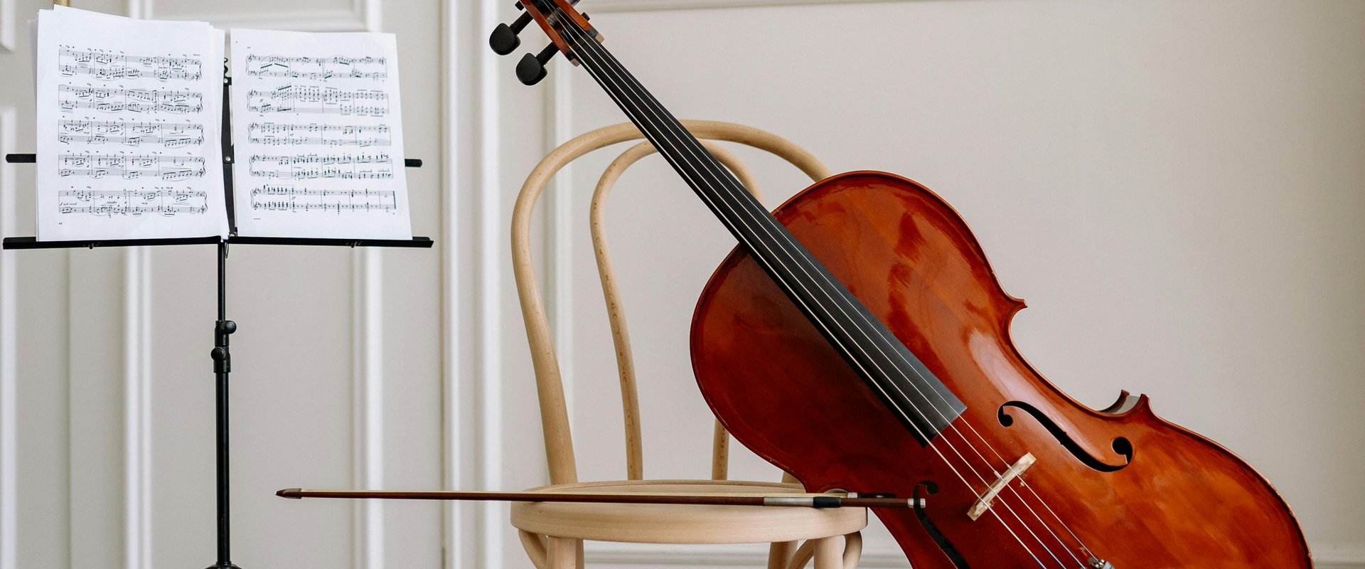Cello und Noten. Foto: Pexels