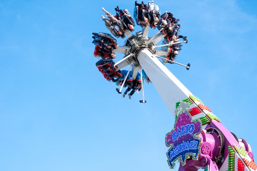 Die Looping-Schaukel „Salto Mortale“ beim Presserundgang zum Kramermarkt 2025. Foto: Sascha Stüber
