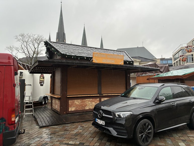 Stadt Oldenburg Der Grünkohlstand beim Aufbau auf dem Lamberti-Markt am 19. November 2025. Foto: Stadt Oldenburg