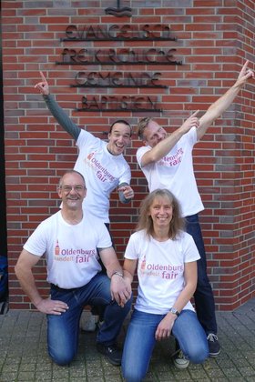 Das Laufteam (vier Personen) der Kreuzkirche in den T-Shirts mit dem Aufdruck „Oldenburg handelt fair“. Foto: Judith P.