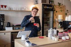 Die Käthe Kaffeerösterei gewann den Klima-Innovationspreis „klip26“ der Wirtschaftsförderung in der Kategorie „Kleine Unternehmen“. Foto: Bonnie Bartusch