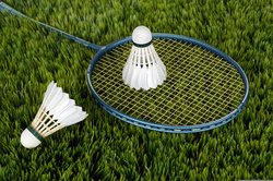 Ein Badminton-Schläger mit zwei Federbällen. Foto: Annette/Pixabay