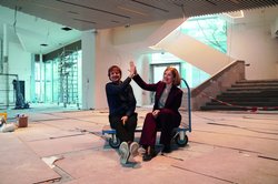 Frau Moster-Hoos und Herr Wiegmann im zukünftigen Stadt Museum. Foto: Stadt Oldenburg
