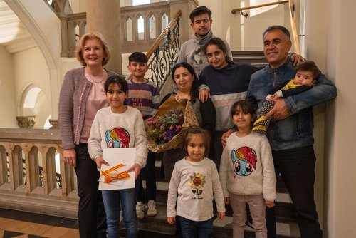 Bürgermeisterin Petra Averbeck (links) überreichte Urkunde und Patengeschenk des Bundespräsidenten für die kleine Ella an die stolzen Eltern und die Geschwister. Foto: Sascha Stüber