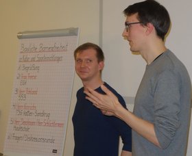 Philipp Schlüchtermann und Holger Denckmann von der Musikschule der Stadt Oldenburg beim Fachgespräch. Foto: Stadt Oldenburg