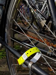 Ausschnitt vom Hinterrad eines Fahrrades mit gelbem Markierungsband. Foto: Stadt Oldenburg