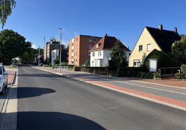 Der Alte Postweg nach dem Ausbau: Genügend Platz für den Fuß- und Radverkehr, eine bessere Entwässerung und eine neue, an heiße Tage angepasste Asphaltschicht. Foto: Stadt Oldenburg