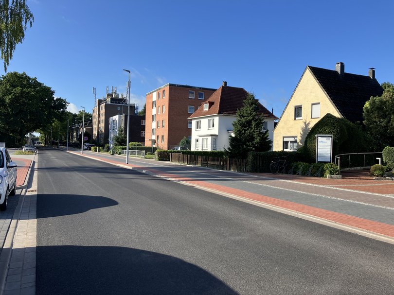 Der Alte Postweg nach dem Ausbau: Genügend Platz für den Fuß- und Radverkehr, eine bessere Entwässerung und eine neue, an heiße Tage angepasste Asphaltschicht. Foto: Stadt Oldenburg