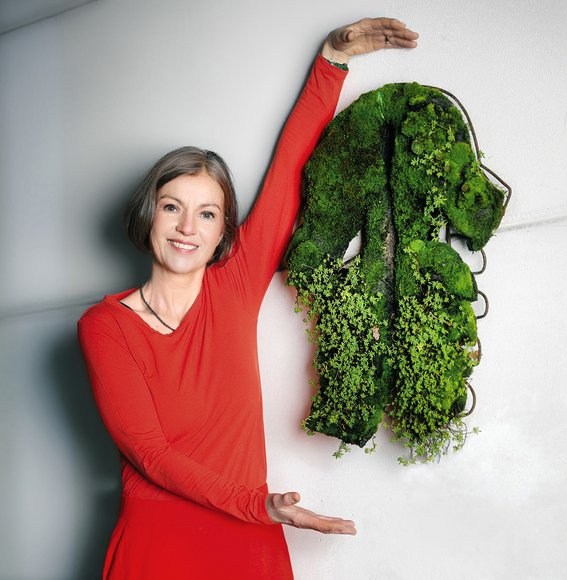 Die Künstlerin Insa Winkler mit einem Moosobjekt. Foto: Sima Koocheki