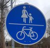 Beschilderung gemeinsamer Geh- und Radweg, weißes Fußgängerpiktogramm und weißes Fahrradpiktogramm übereinander auf blauem Hintergrund. Foto: Stadt Oldenburg