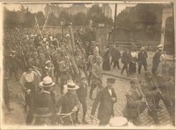 Ausmarschierende Infanterie-Einheiten auf dem Weg vom Pferdemarkt zum Bahnhof, wohl August 1914. Foto: Stadtmuseum
