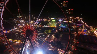 Blick durch das Riesenrad auf den Kramermarkt. Foto: Patrick Buß