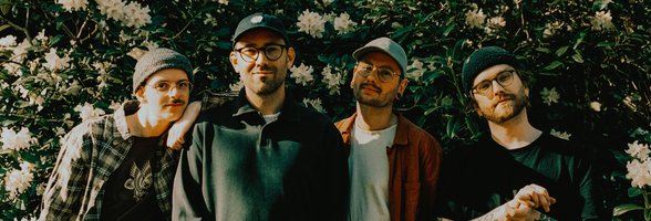 Die Band Catapults vor einer Hecke. Foto: Brian Kramer