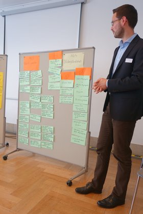 Ein Teilnehmer stellt die Ergebnisse seiner Arbeitsgruppe vor. Foto: Stadt Oldenburg.