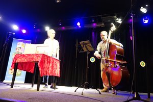 Emilia Durka und Michael Hagemeister vom Oldenburgischen Staatstheater beim Vorstellen ihres Kamishibai-Erzählkonzerts. Foto: Stadt Oldenburg Emilia Durka und Michael Hagemeister vom Oldenburgischen Staatstheater beim Vorstellen ihres Kamishibai-Erzählkonzerts. Foto: Stadt Oldenburg