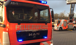 Feuerwehrfahrzeuge, eins blinkend und eins mit ausgezogener Leiter. Foto: Stadt Oldenburg