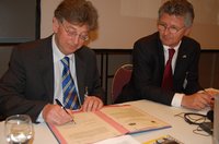 Mayors Jacques Wallage and Gerd Schwandner sign the 10 point programme. Picture: City of Oldenburg
