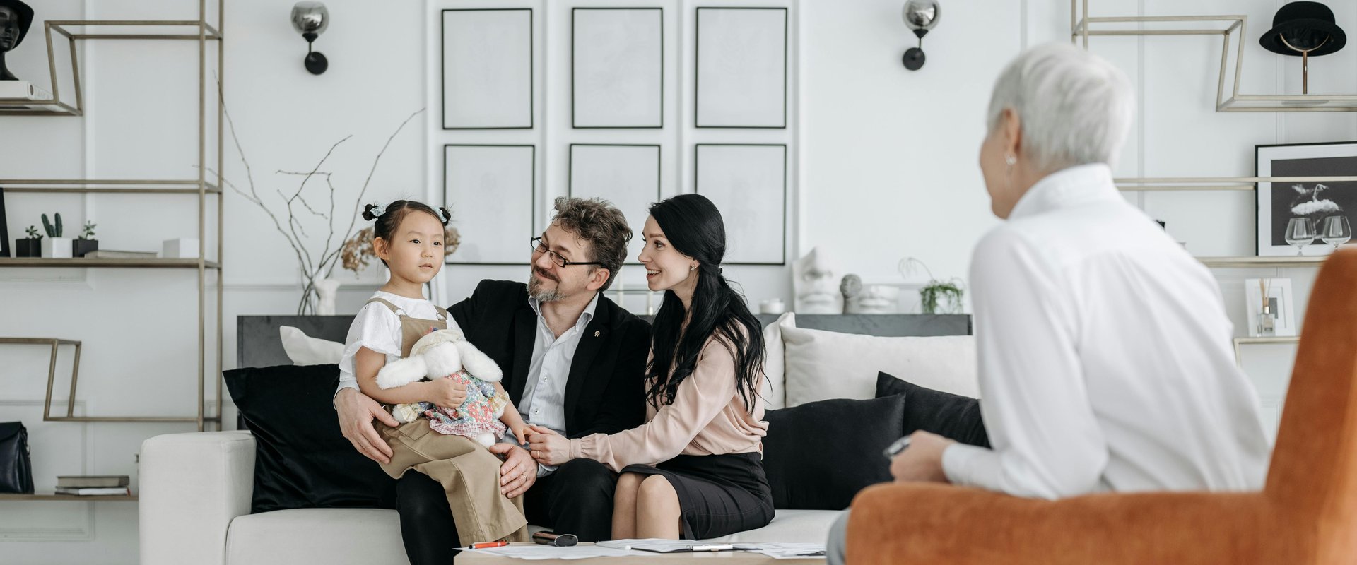 Familie lässt sich von einer Frau beraten. Foto: Pavel Danilyuk/Pexels