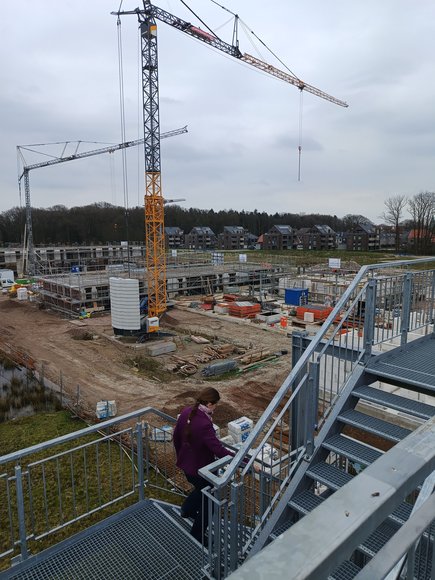 Der Aussichtsturm auf dem Fliegerhorst, umrahmt von Bauarbeiten, bietet einen guten Blick über den entstehenden neuen Stadtteil. Foto: Stadt Oldenburg