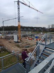 Der Aussichtsturm auf dem Fliegerhorst, umrahmt von Bauarbeiten, bietet einen guten Blick über den entstehenden neuen Stadtteil. Foto: Stadt Oldenburg