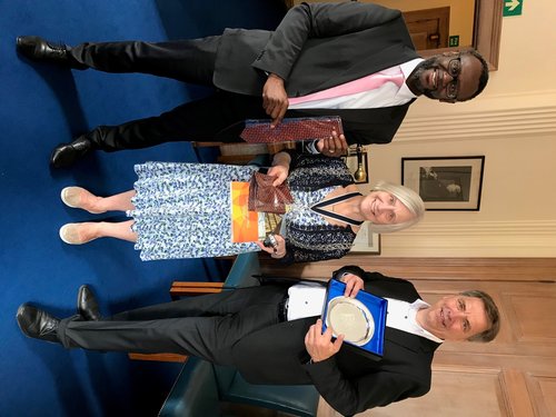 Zu Gast in der Partnerstadt Kingston upon Thames: Oberbürgermeister Jürgen Krogmann wurde begrüßt von Bürgermeisterin Magaret Thompson (Mitte) und Chief Executive Ian Thomas. Foto: Stadt Oldenburg.
