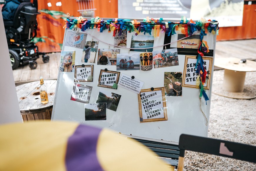 Eine bunt geschmückte Stelltafel zeigt zahlreiche Fotos. Foto: Florian Skupin