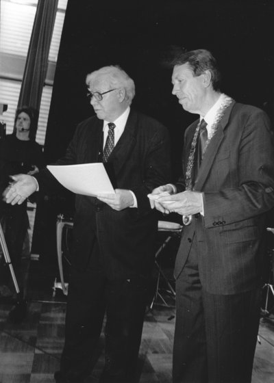 Preisträger Prof. Dr. Hans Mommsen und damaliger Oberbürgermeister Dr. Jürgen Poeschel. Foto: Peter Kreier.