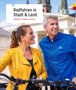 Titelbild der Broschüre „Radfahren in Stadt & Land“ mit einem Mann und einer Frau mit Fahrrädern. Quelle: OTM