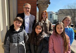 Oberbürgermeister Jürgen Krogmann hat sich beim Zukunftstag mit Kindern ausgetauscht. Foto: Stadt Oldenburg