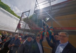 Legten gemeinsam Hand an die Richtkrone: (von rechts) Oberbürgermeister Jürgen Krogmann, Markus Schütte (Freizeitstätte Ofenerdiek), Andreas Diercks (Leiter der Oberschule Ofenerdiek) und Rainer Zietlow, Vorsitzender des Fördervereins. Foto: Sascha Stüber