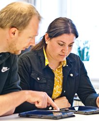 Auszubildende unterstützen beim digitalen Lernen. Foto: Gerlinde Domininghaus