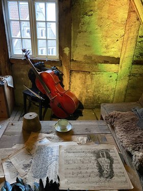 Stilleben mit Cello und Schriftstücken auf dem Dachboden des Degode-Hauses. Foto: Sebastian Netta