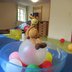 Vorschau: Luftballons und eine Kuschelgiraffe in einer Bewegungslandschaft. Foto: Stadt Oldenburg