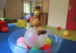 Luftballons und eine Kuschelgiraffe in einer Bewegungslandschaft. Foto: Stadt Oldenburg