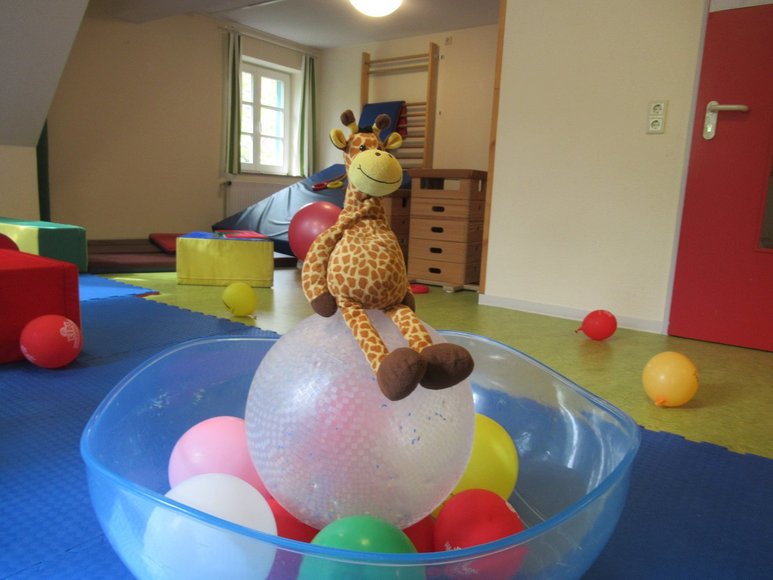 Luftballons und eine Kuschelgiraffe in einer Bewegungslandschaft. Foto: Stadt Oldenburg