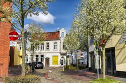 Blühende Weißdornbäume im Johannisviertel in Oldenburg. Foto: Hans-Jürgen Zietz