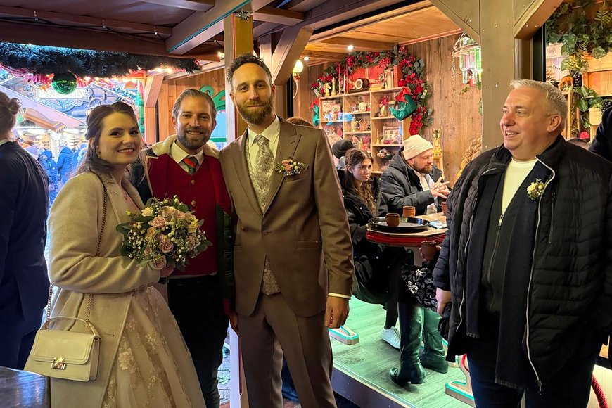 Sascha Stüber Ein Brautpaar mit Robért Hempen auf dem Lamberti-Markt 2025. Foto: Sascha Stüber