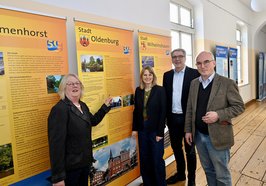 Etta Bengen, Dr. Franziska Meifort (Oldenburgische Landschaft), Oberbürgermeister Jürgen Krogmann und Dr. Jörgen Welp (Oldenburgische Landschaft) in der Jubiläumsausstellung mit dem Roll-Up der Stadt Oldenburg. Foto: Sascha Stüber