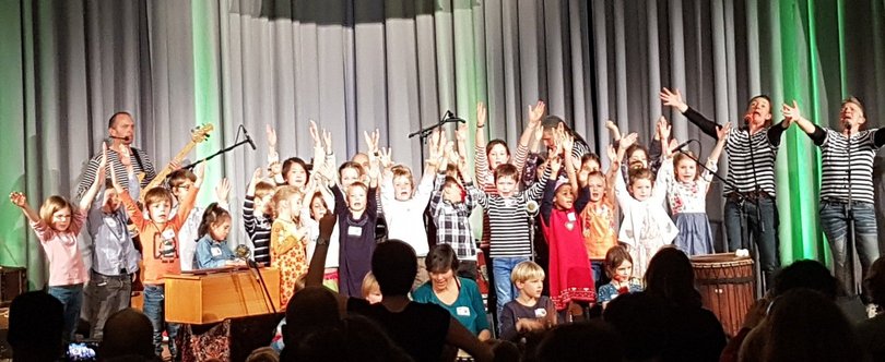 Kinderchor und Rappelkiste der Musikschule der Stadt Oldenburg musizieren auf der Bühne