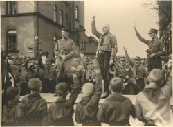 NSDAP-Wahlkampfveranstaltung auf dem Pferdemarkt im Beisein von Adolf Hitler, daneben Gauleiter Carl Röver und Gau-Adjutant Otto Herzog, 10. Mai 1931. Foto: Stadtmuseum