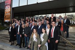 Vor dem Rathaus Cholet: Erste Reihe: Ehrenamtliche Botschafterinnen von Cholet. Zweite Reihe 3. von links Ratsmitglieder Petra Averbeck und Thomas Klein, Bürgermeister Gilles Bourdouleix, Oberbürgermeister Jürgen Krogmann. Foto: Stadt Cholet