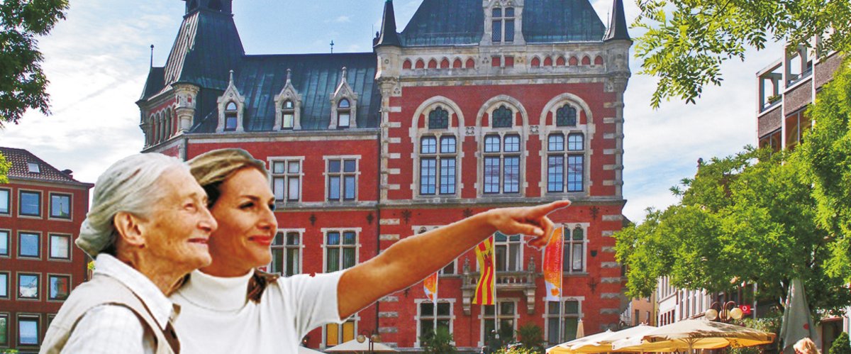 Junge und ältere Frau vor dem Rathaus. Foto: Helmut Domsky