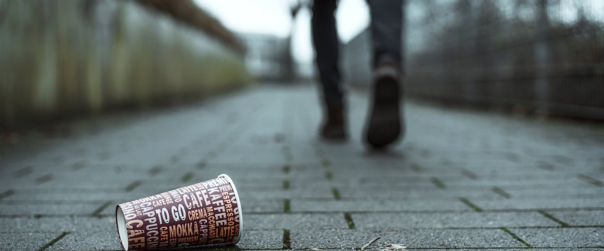 Leerer Kaffeebecher liegt auf dem Boden. Foto: weixx/Adobe Stock